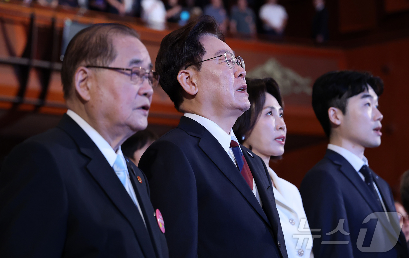 (서울=뉴스1) 이재명 기자 = 이재명 대통령과 김혜경 여사가 15일 서울 종로구 세종문화회관에서 열린 제81주년 광복절 경축식에서 애국가를 부르고 있다. 맨 왼쪽은 이종찬 광복회 …