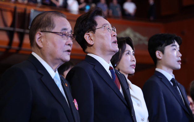 애국가 부르는 이재명 대통령·김혜경 여사