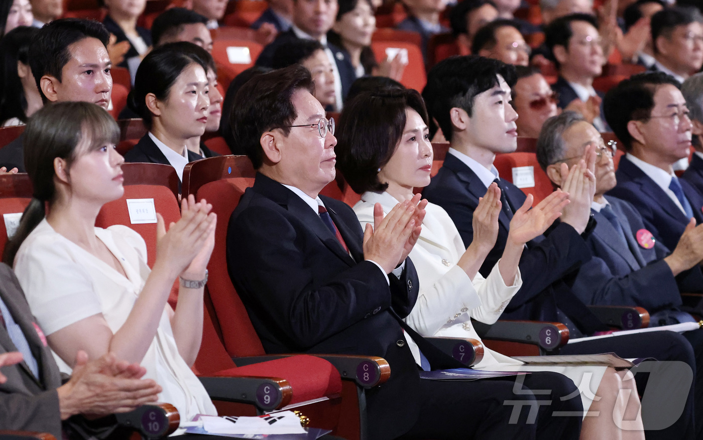 (서울=뉴스1) 이재명 기자 = 이재명 대통령과 김혜경 여사가 15일 서울 종로구 세종문화회관에서 열린 제81주년 광복절 경축식에서 이종찬 광복회장의 발언이 끝난 후 박수치고 있다 …