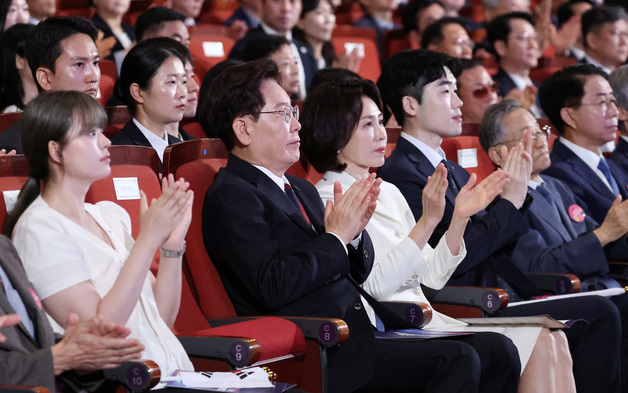 이종찬 광복회장 발언에 박수치는 이재명 대통령·김혜경 여사