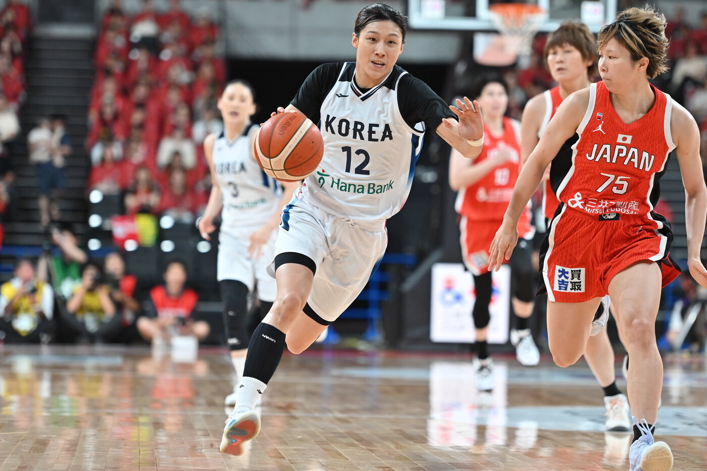본문 이미지 - 한국 여자농구 대표팀 이해란(왼쪽)이 14일 일본 도쿄에서 열린 일본과 2차 평가전에서 드리블하고 있다. (일본농구협회 제공)