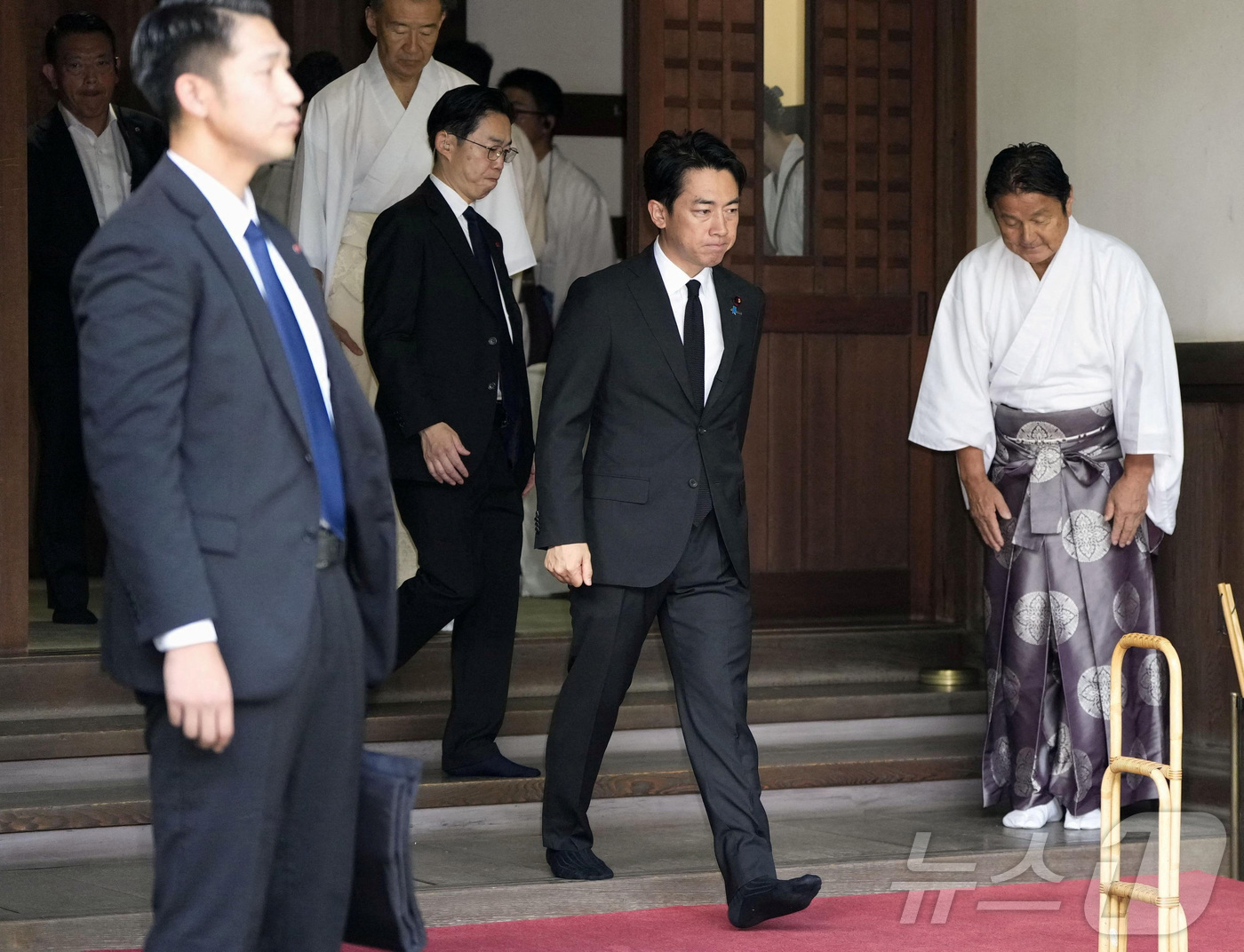 (로이터=뉴스1) = 고이즈미 신지로 일본 방위상이 한국 광복절이자 일본 패전일인 15일 오전 도쿄 야스쿠니 신사를 참배하고 있다. 2026.8.15/뉴스1ⓒ 로이터=뉴스1