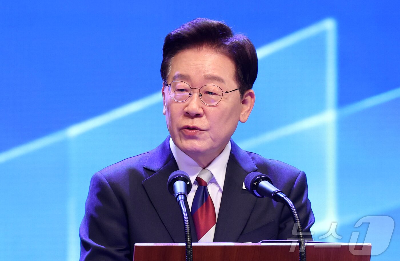 본문 이미지 - 이재명 대통령이 15일 서울 종로구 세종문화회관에서 열린 제81주년 광복절 경축식에서 경축사를 하고 있다. 2026.8.15 ⓒ 뉴스1 이재명 기자