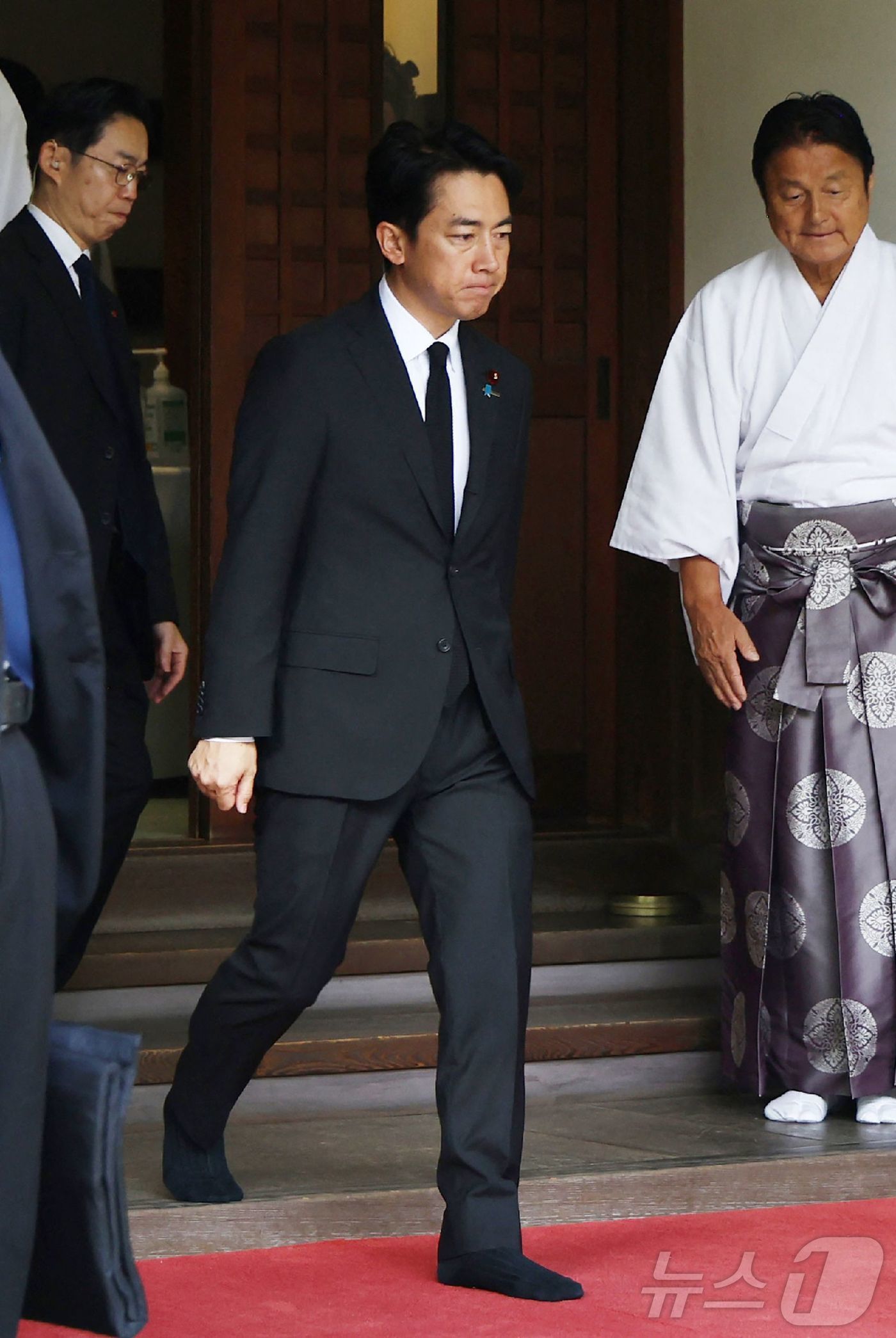 (AFP=뉴스1) = 고이즈미 신지로 일본 방위상이 한국 광복절이자 일본 패전일인 15일 오전 도쿄 야스쿠니 신사를 참배하고 있다. 2026.8.15/뉴스1ⓒ AFP=뉴스1