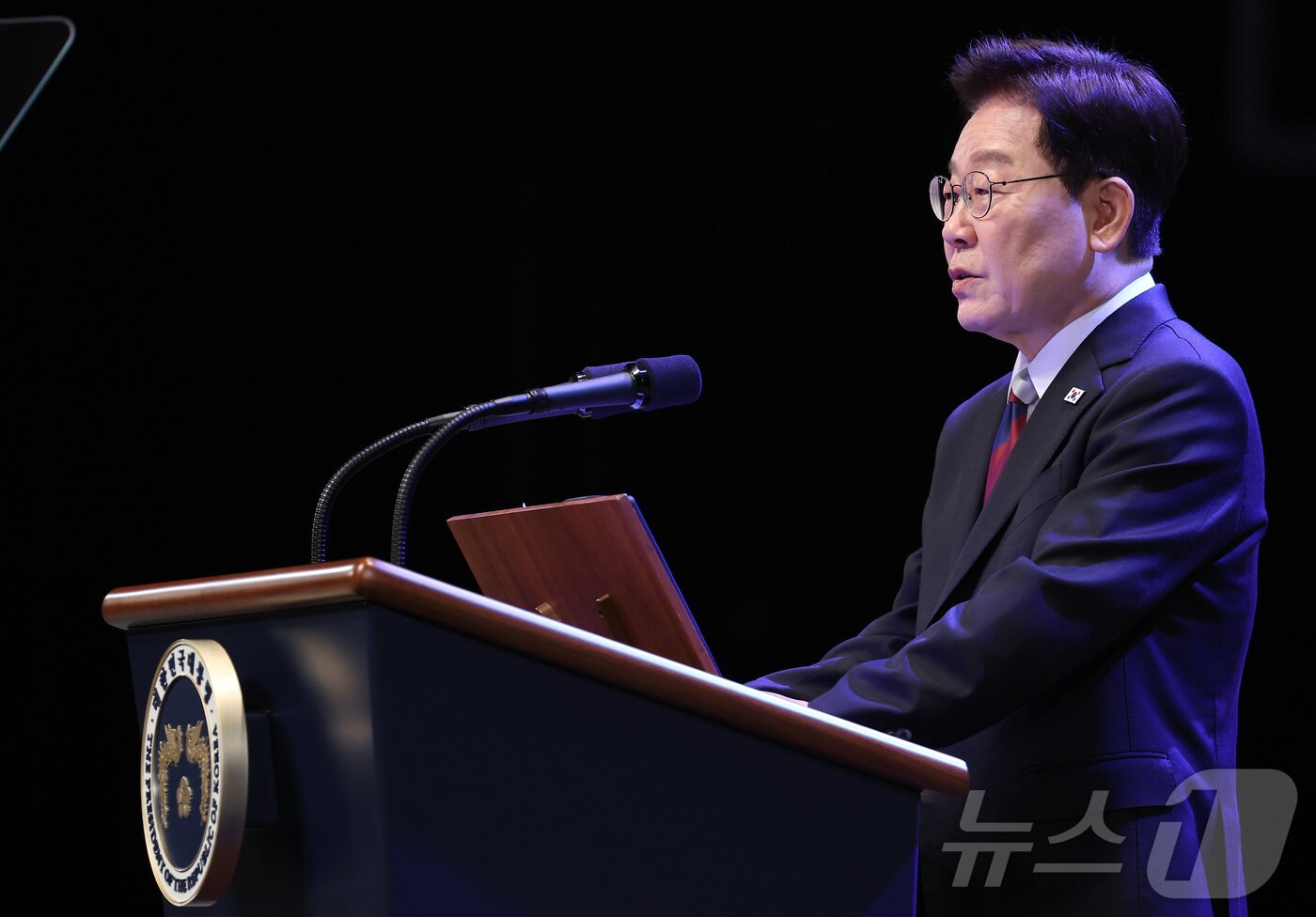 본문 이미지 - 이재명 대통령이 지난 15일 서울 종로구 세종문화회관에서 열린 제81주년 광복절 경축식에서 경축사를 하고 있다. 2026.8.15 ⓒ 뉴스1 이재명 기자