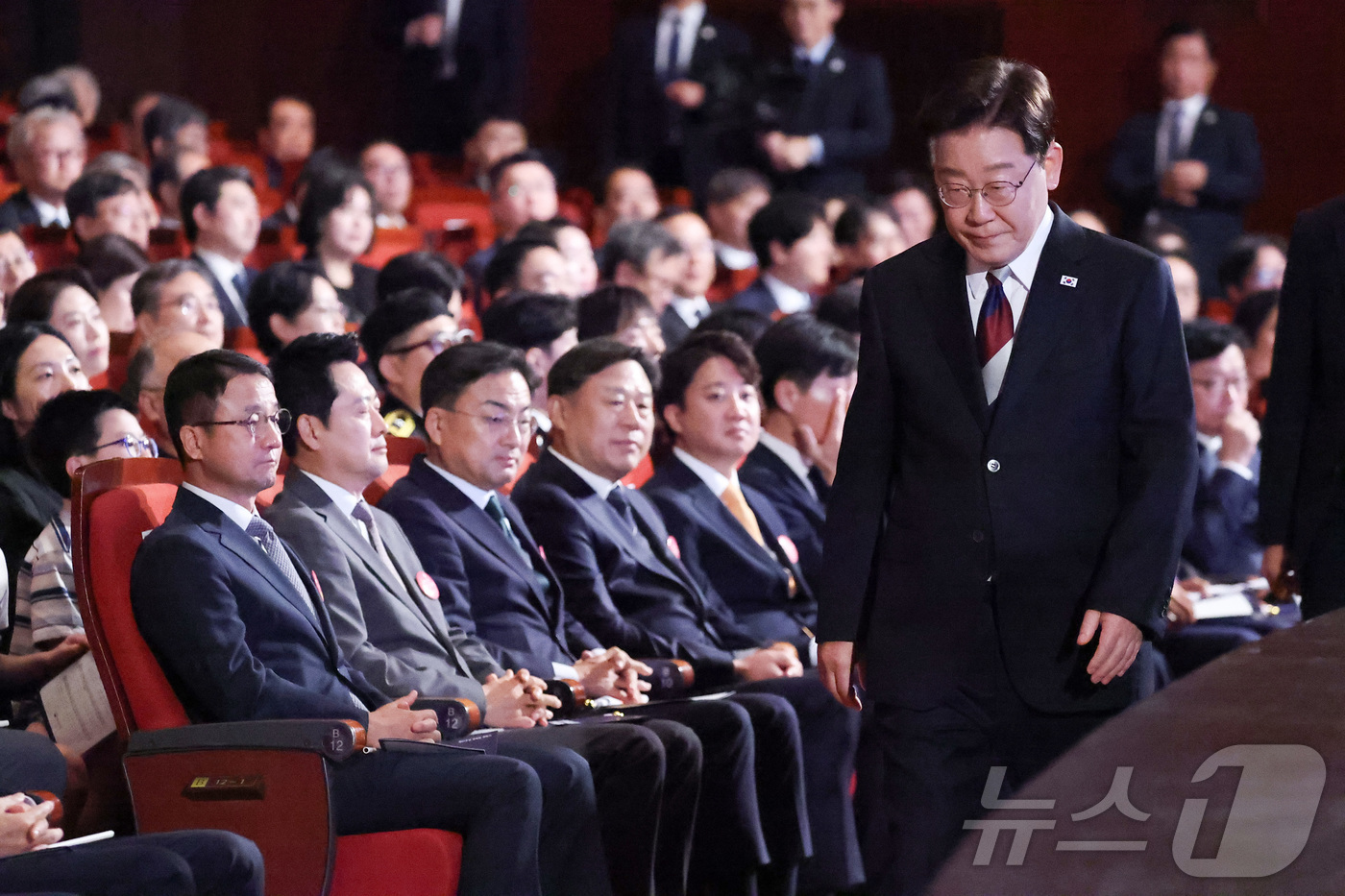 (서울=뉴스1) 이재명 기자 = 이재명 대통령이 15일 서울 종로구 세종문화회관에서 열린 제81주년 광복절 경축식에서 경축사를 마친 후 자리로 향하고 있다. 2026.8.15/뉴스 …