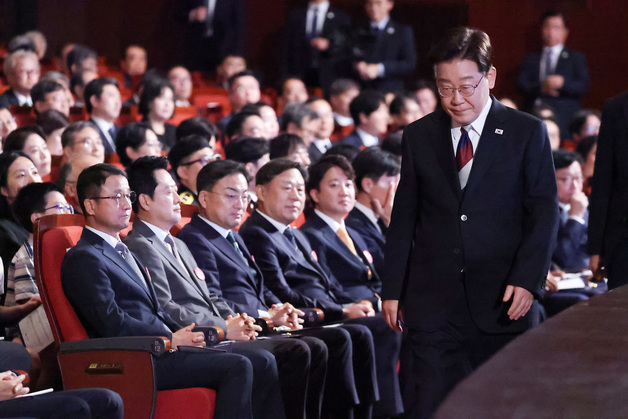 정당 대표들 뒤로하고 자리 향하는 이재명 대통령