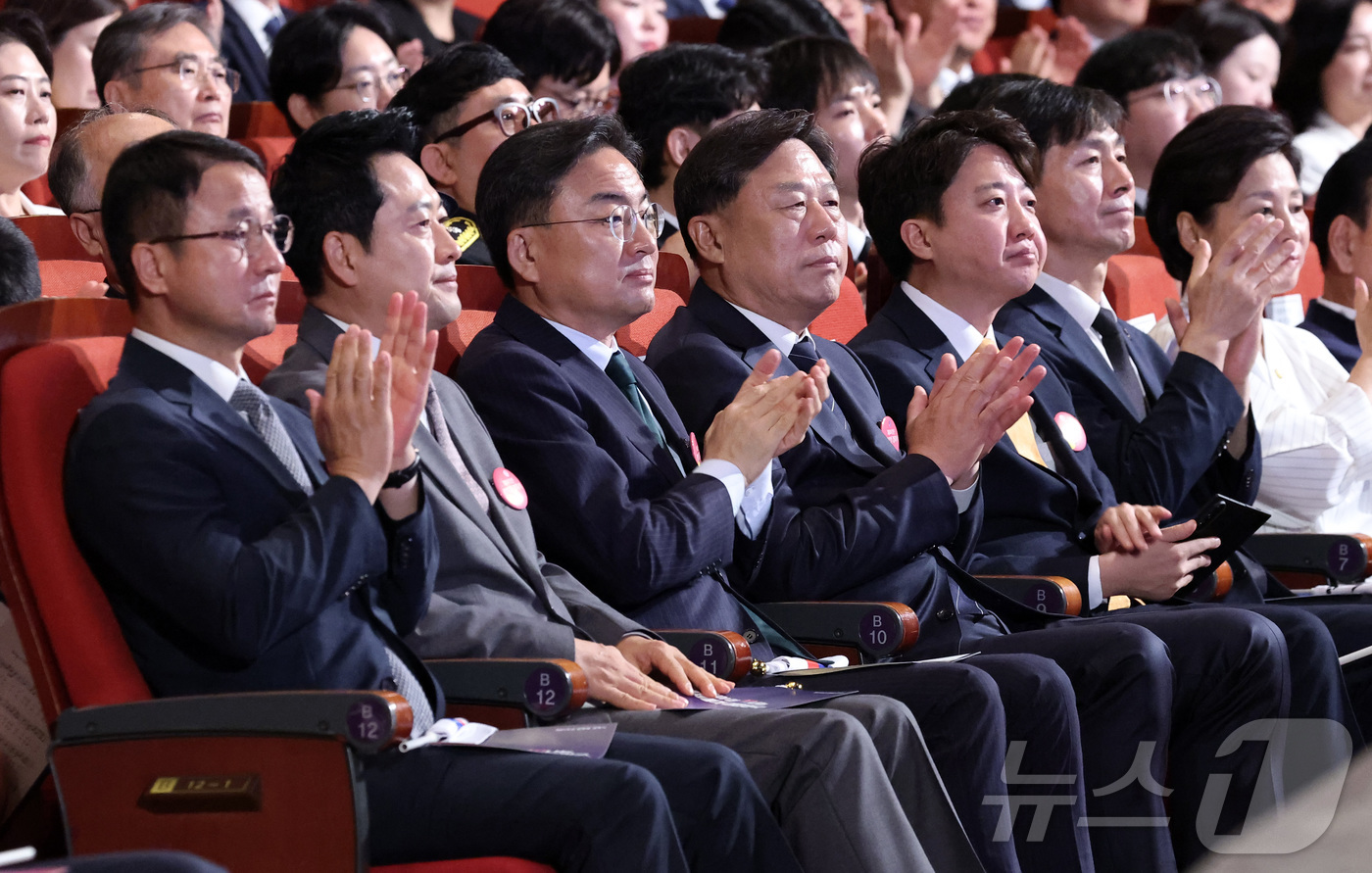 (서울=뉴스1) 이재명 기자 = 한병도 더불어민주당 당대표 직무대행 겸 원내대표(왼쪽부터), 장동혁 국민의힘 대표, 신장식 조국혁신당 대표, 김종훈 진보당 대표, 이준석 개혁신당 …
