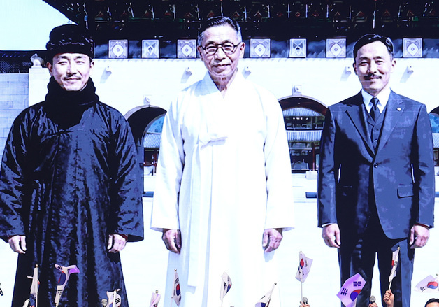 만세삼창하는 이재명 대통령 부부