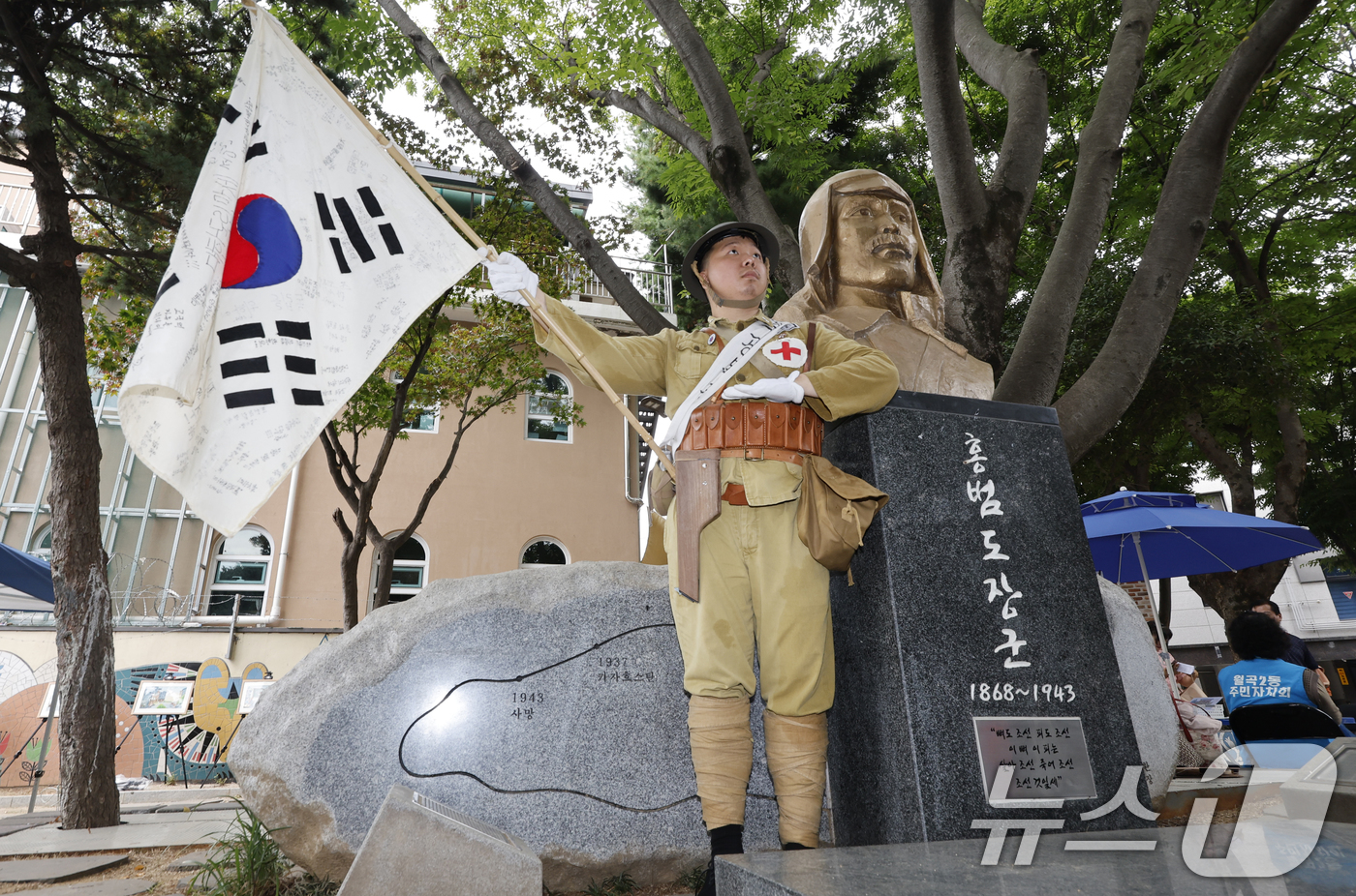 (광주=뉴스1) 김태성 기자 = 15일 전남광주통합특별시 광산구 월곡동에서 열린 광복81주년 고려인마을 기념행사에서 한국 광복군 재현가 김영태씨가 홍범도 장군 복장으로 동상 앞에서 …