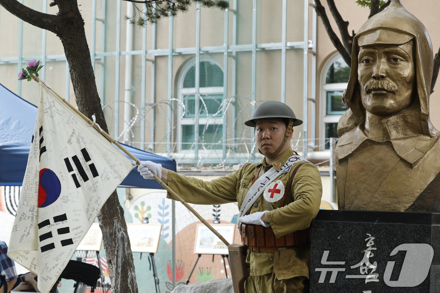 (광주=뉴스1) 김태성 기자 = 15일 전남광주통합특별시 광산구 월곡동에서 열린 광복81주년 고려인마을 기념행사에서 한국 광복군 재현가 김영태씨가 홍범도 장군 복장으로 동상 앞에서 …