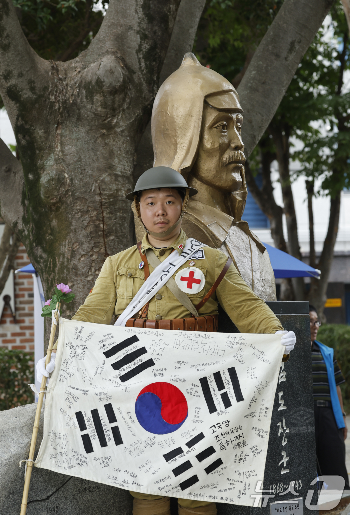 (광주=뉴스1) 김태성 기자 = 15일 전남광주통합특별시 광산구 월곡동에서 열린 광복81주년 고려인마을 기념행사에서 한국 광복군 재현가 김영태씨가 홍범도 장군 복장으로 동상 앞에서 …