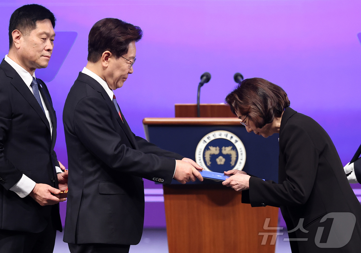 (서울=뉴스1) 이재명 기자 = 이재명 대통령이 15일 서울 종로구 세종문화회관에서 열린 제81주년 광복절 경축식에서 백범 김구 선생의 부인인 고 최준례 여사의 유족 손녀 김미 씨 …
