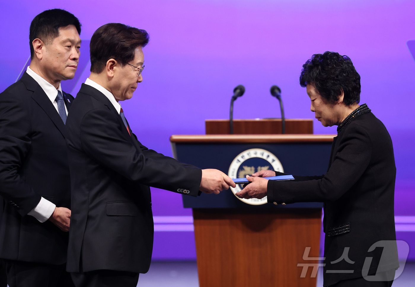 (서울=뉴스1) 이재명 기자 = 이재명 대통령이 15일 서울 종로구 세종문화회관에서 열린 제81주년 광복절 경축식에서 고 안종익 선생의 유족 손녀 안양금 씨에게 건국훈장 애국장을 …