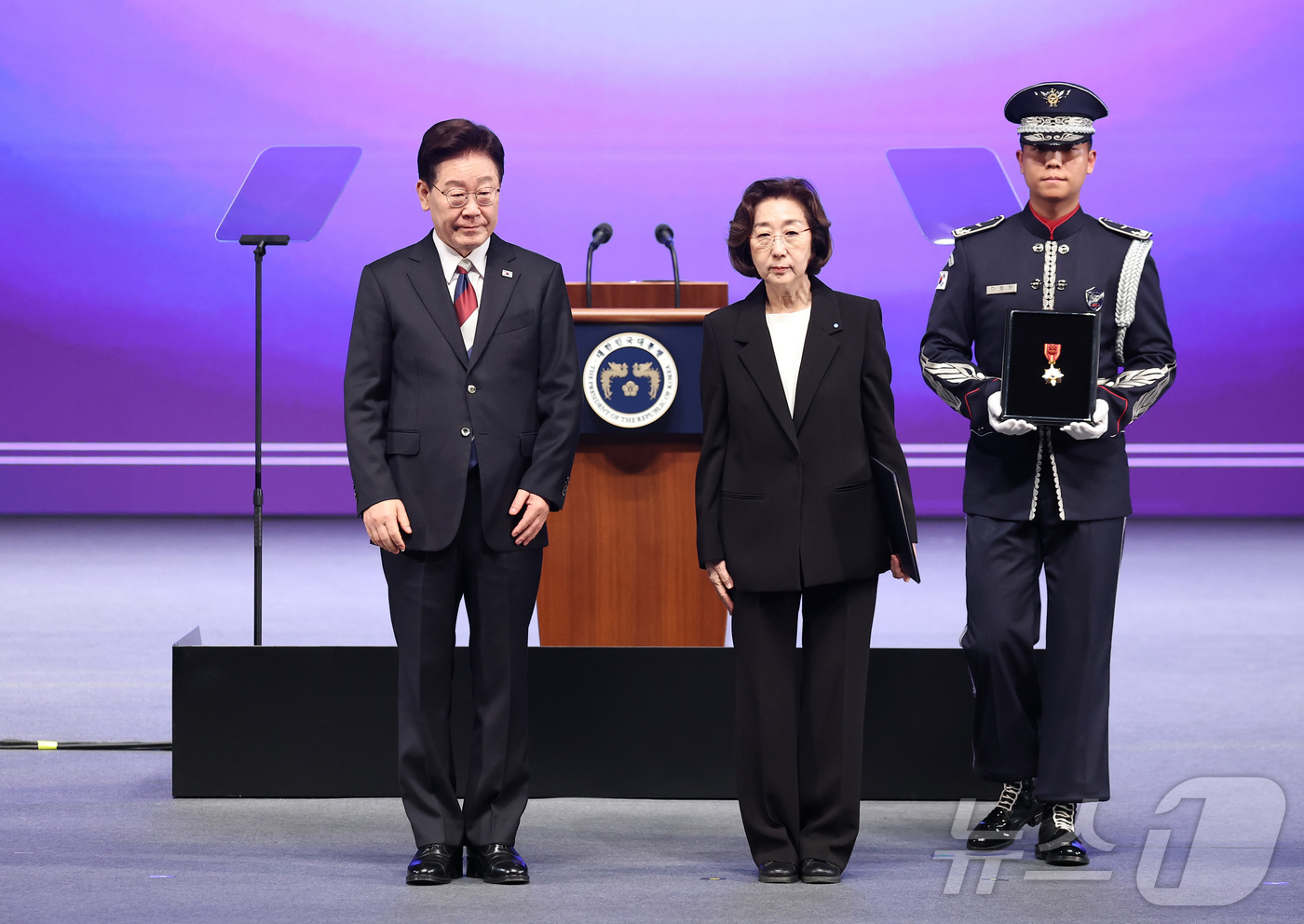 (서울=뉴스1) 이재명 기자 = 이재명 대통령이 15일 서울 종로구 세종문화회관에서 열린 제81주년 광복절 경축식에서 백범 김구 선생의 부인인 고 최준례 여사의 유족 손녀 김미 씨 …