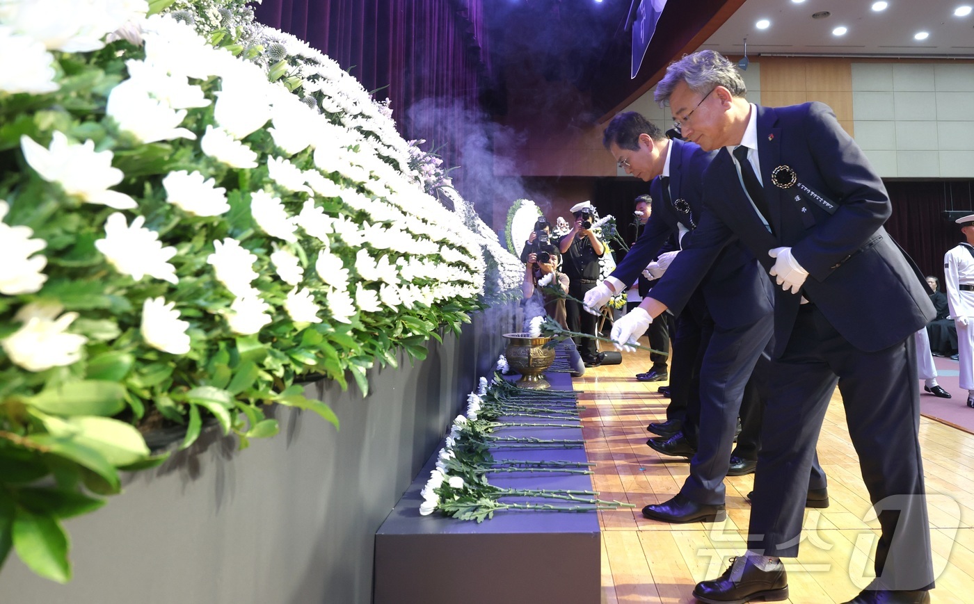 (전주=뉴스1) 유경석 기자 = 천호성 전북특별자치도 교육감(오른쪽)과 조지훈 전주시장이 15일 전북 전주시 전북특별자치도청 대회의실에서 열린 고(故) 이석규 애국지사 영결식에서 …