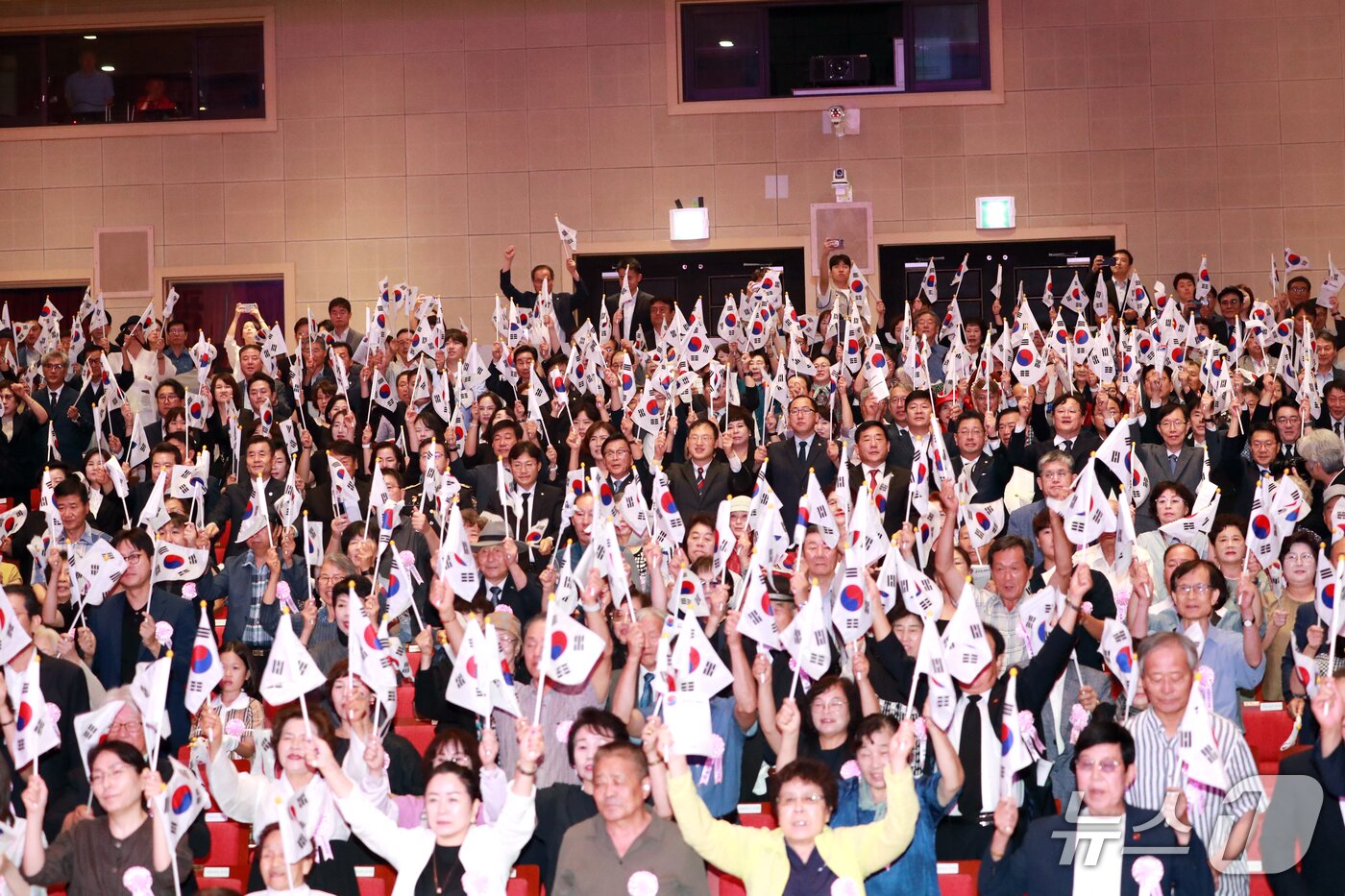 본문 이미지 - 15일 울산문화예술회관 대공연장에서  열린 제81주년 광복절 경축식에서  김상욱 울산시장, 조용식 울산교육감을 비롯한 참석자들이 만세 삼창을 하고 있다.(울산시청 제공· 재판매 및 DB금지)/뉴스1
