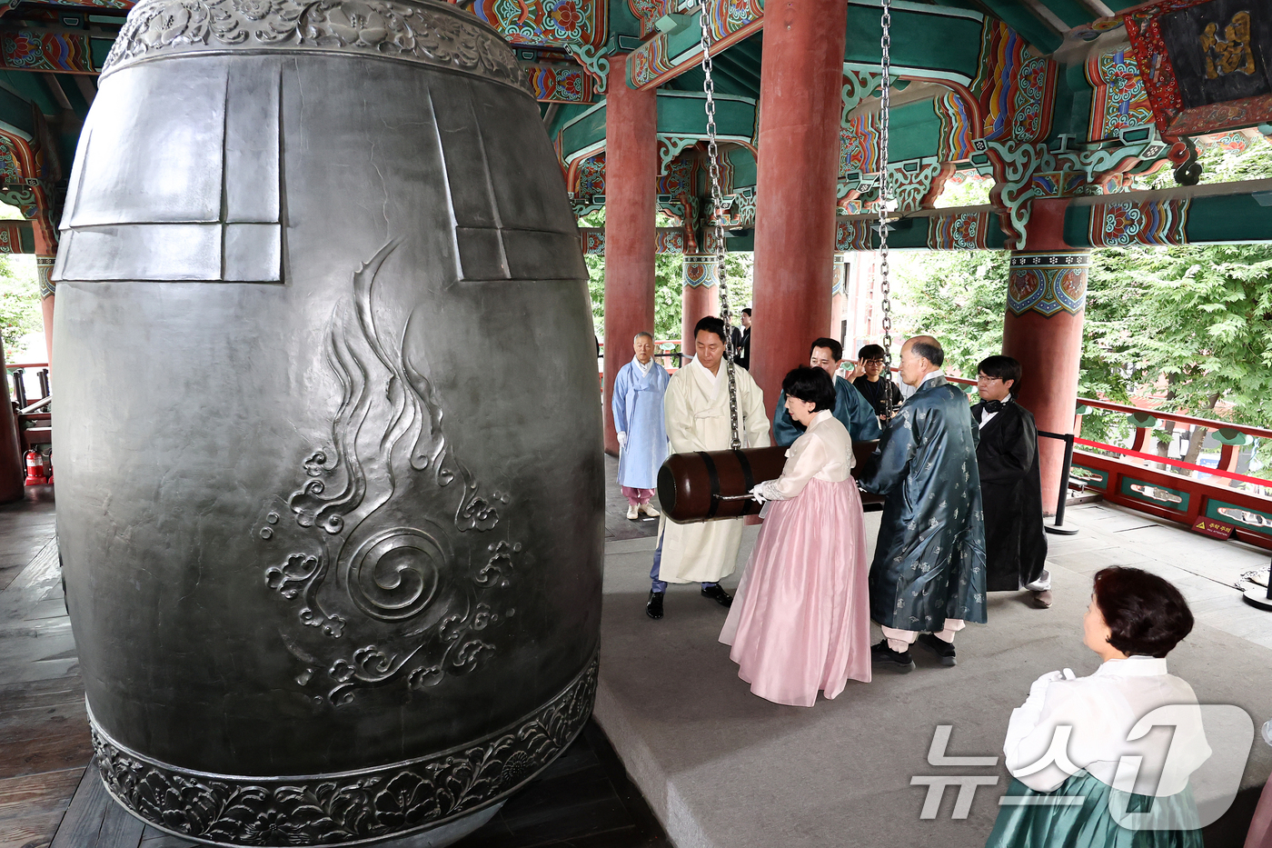 (서울=뉴스1) 최지환 기자 = 오세훈 서울시장과 독립유공자 후손 등이 15일 서울 종로구 보신각에서 제81주년 광복절 기념 타종을 하고 있다. 2026.8.15/뉴스1