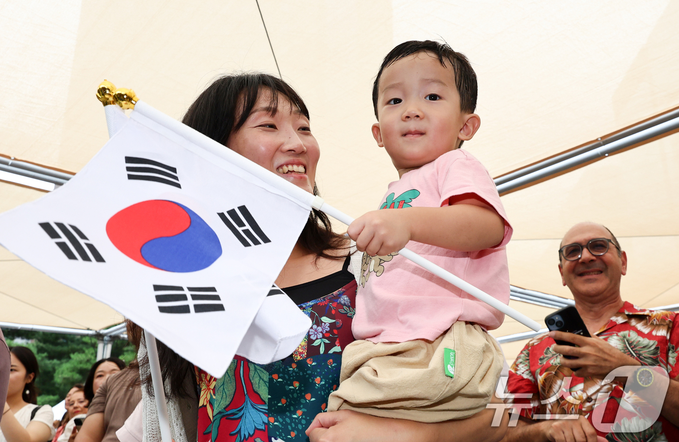 (서울=뉴스1) 최지환 기자 = 15일 서울 종로구 보신각에서 열린 제81주년 광복절 타종행사에서 한 어린이가 태극기를 흔들고 있다. 2026.8.15/뉴스1
