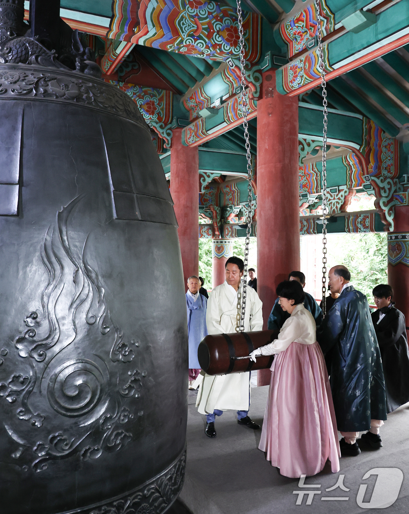 (서울=뉴스1) 최지환 기자 = 오세훈 서울시장과 독립유공자 후손 등이 15일 서울 종로구 보신각에서 제81주년 광복절 기념 타종을 하고 있다. 2026.8.15/뉴스1