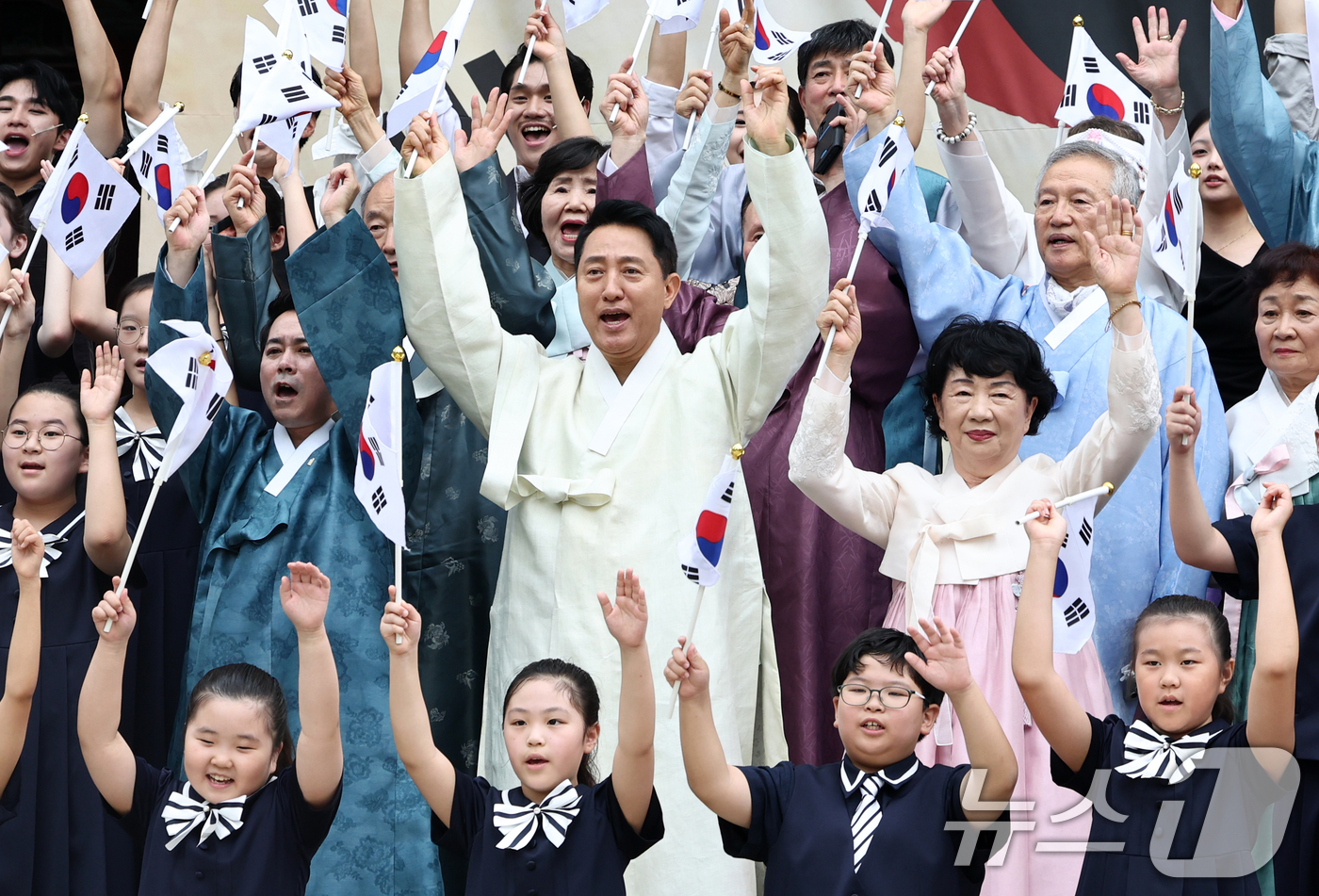 (서울=뉴스1) 최지환 기자 = 오세훈 서울시장과 독립유공자 후손 등이 15일 서울 종로구 보신각에서 열린 제81주년 광복절 타종행사에서 만세삼창을 하고 있다. 2026.8.15/ …