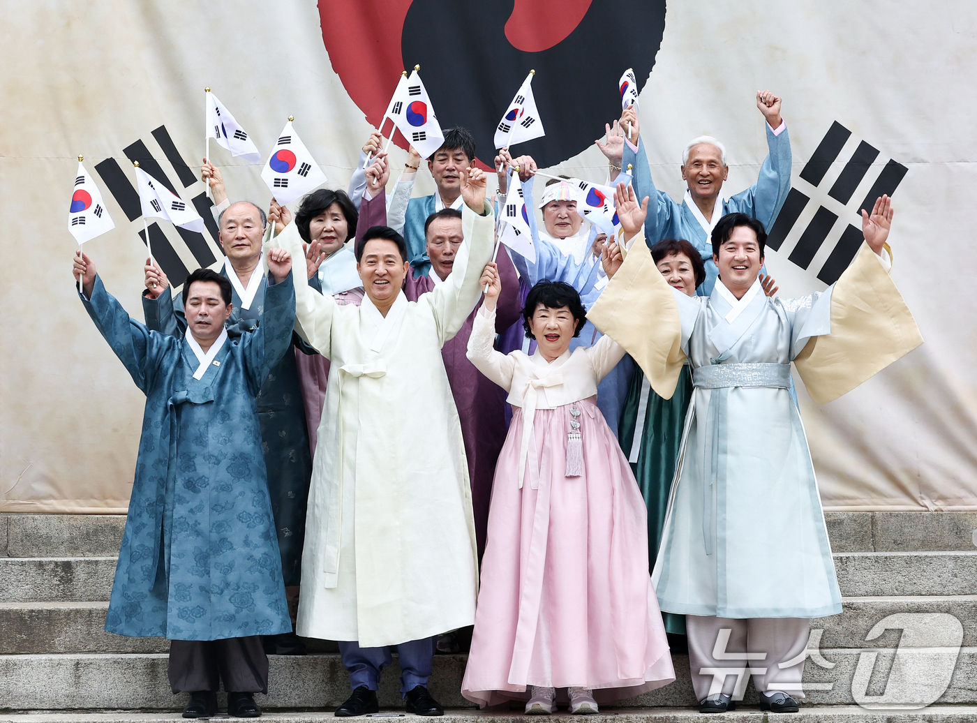 (서울=뉴스1) 최지환 기자 = 오세훈 서울시장과 임만균 서울시의회 의장, 독립유공자 후손 등이 15일 서울 종로구 보신각에서 열린 제81주년 광복절 타종행사에서 기념촬영을 하고 …