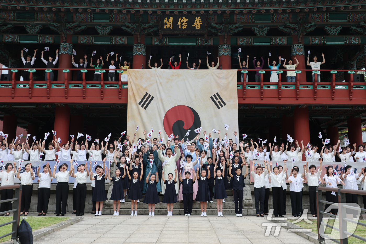 (서울=뉴스1) 최지환 기자 = 오세훈 서울시장과 독립유공자 후손 등이 15일 서울 종로구 보신각에서 열린 제81주년 광복절 타종행사에서 만세삼창을 하고 있다. (공동취재) 202 …