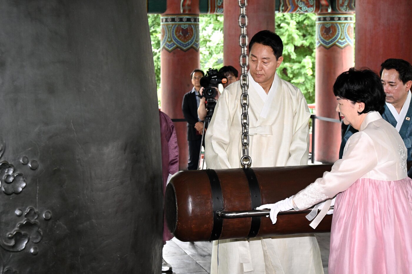 본문 이미지 - 오세훈 서울시장이 15일 보신각에서 열린 광복 81주년 기념 타종식에서 타종하고 있다.