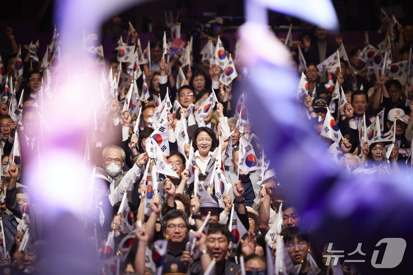 본문 이미지 - 15일 오전 경기아트센터 대극장에서 열린 제81주년 광복절 경축식에서 추미애 경기도지사가 만세삼창을 하고 있다.(경기도 제공. 재판매 및 DB금지)