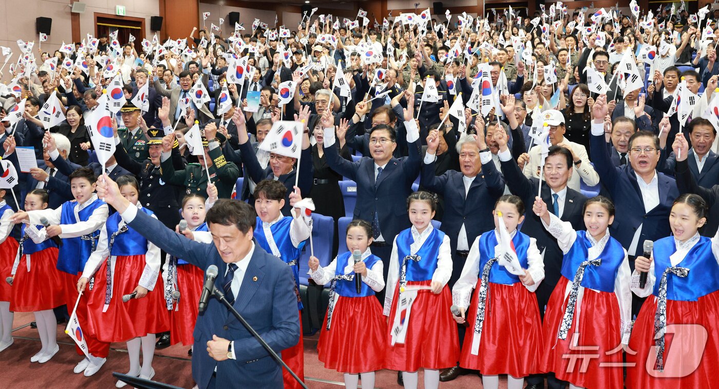 본문 이미지 - 전북도는 15일 도청 공연장에서 '제81주년 8·15 광복절 경축식'을 개최했다.(전북도 제공. 재판매 및 DB금지)