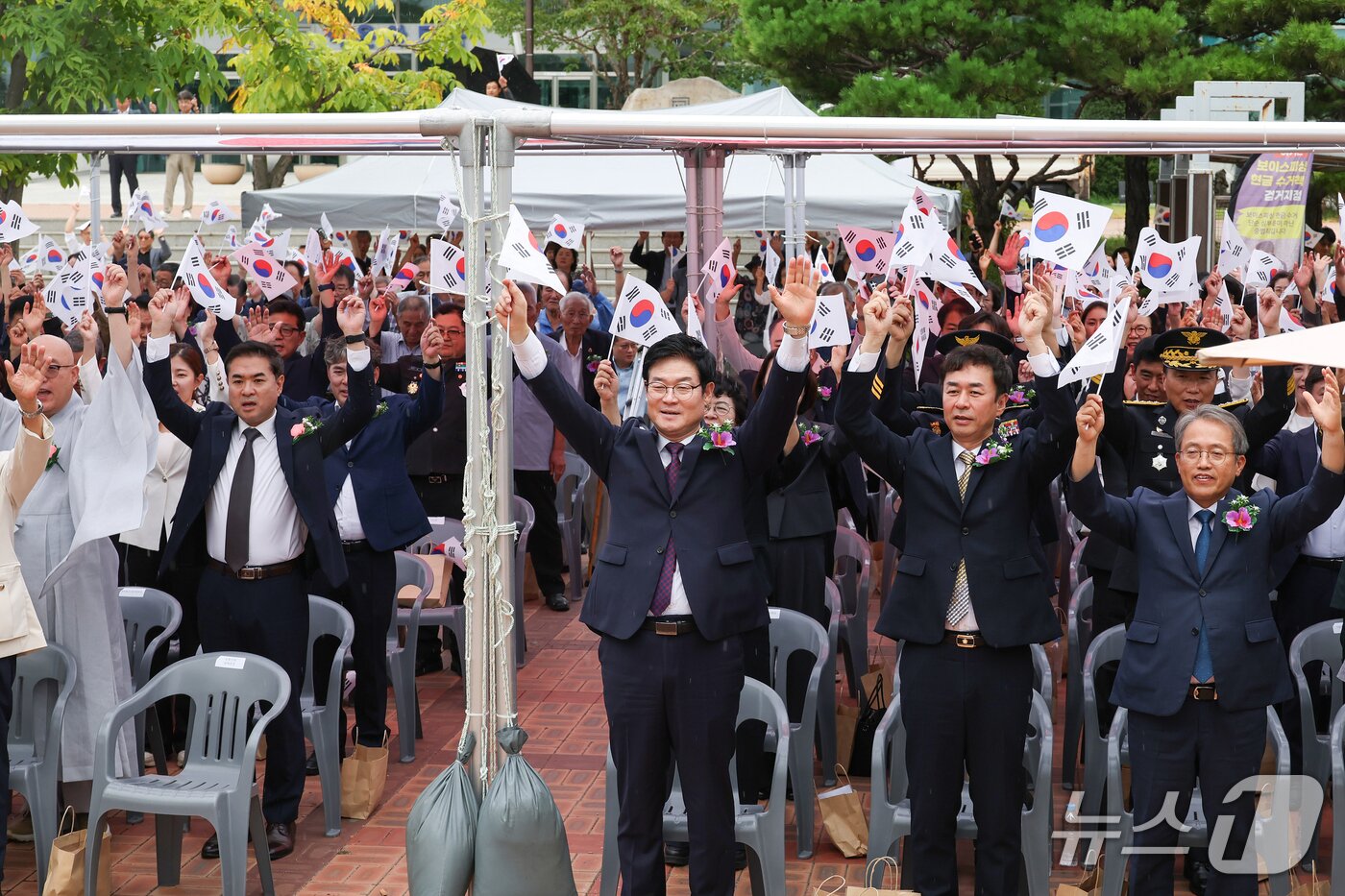 본문 이미지 - 구자열 강원 원주시장이 15일 시청 앞 치악종각에서 열린 제81회 경축식에서 만세를 부르고 있다.(원주시 제공, 재판매 및 DB 금지) 2026.8.15/뉴스1