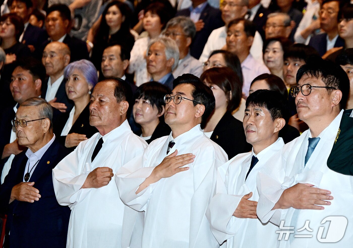 본문 이미지 - 박찬대 인천광역시장이 15일 인천문화예술회관에서 열린 '제81주년 광복절 경축행사'에서 국민의례를 하고 있다.(인천시 제공. 재배포 및 DB금지)