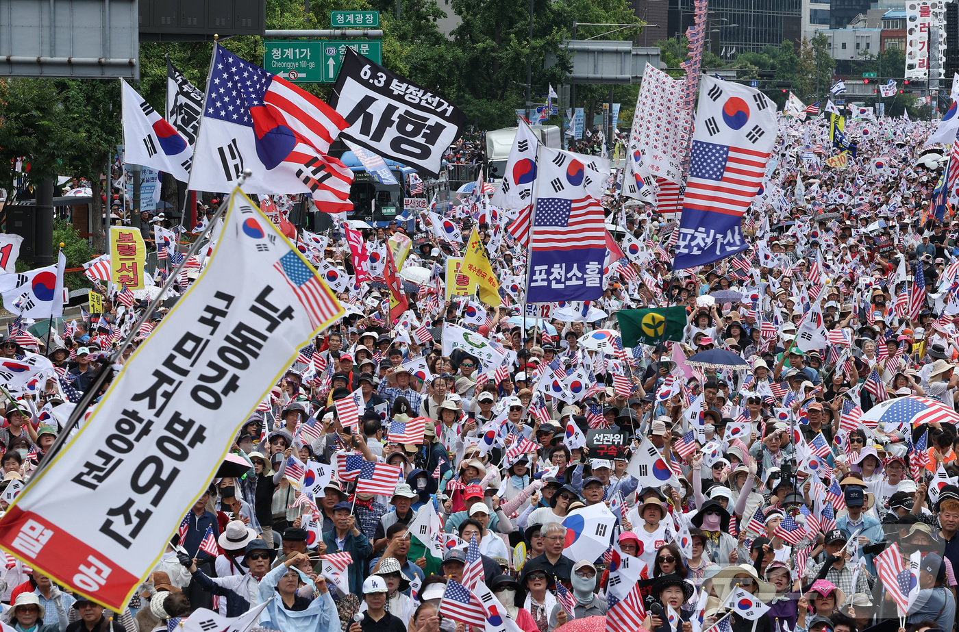 (서울=뉴스1) 김성진 기자 = 자유통일당이 광복절인 15일 서울 종로구 동화면세점 인근에서 8·15 광화문 국민대회를 열고 있다. 2026.8.15/뉴스1
