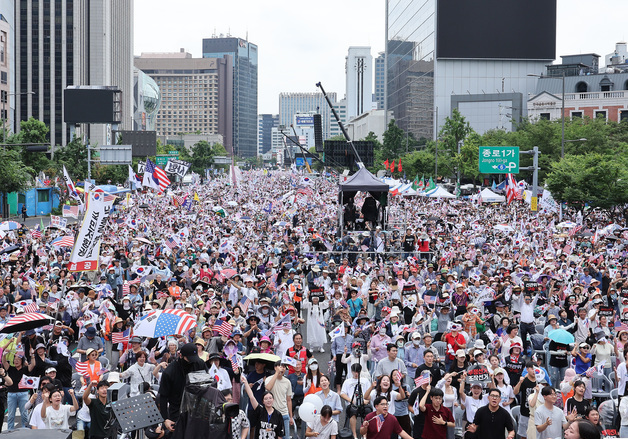 광복절 서울 도심 곳곳 집회·행진…"재선거" vs "전작권 환수"