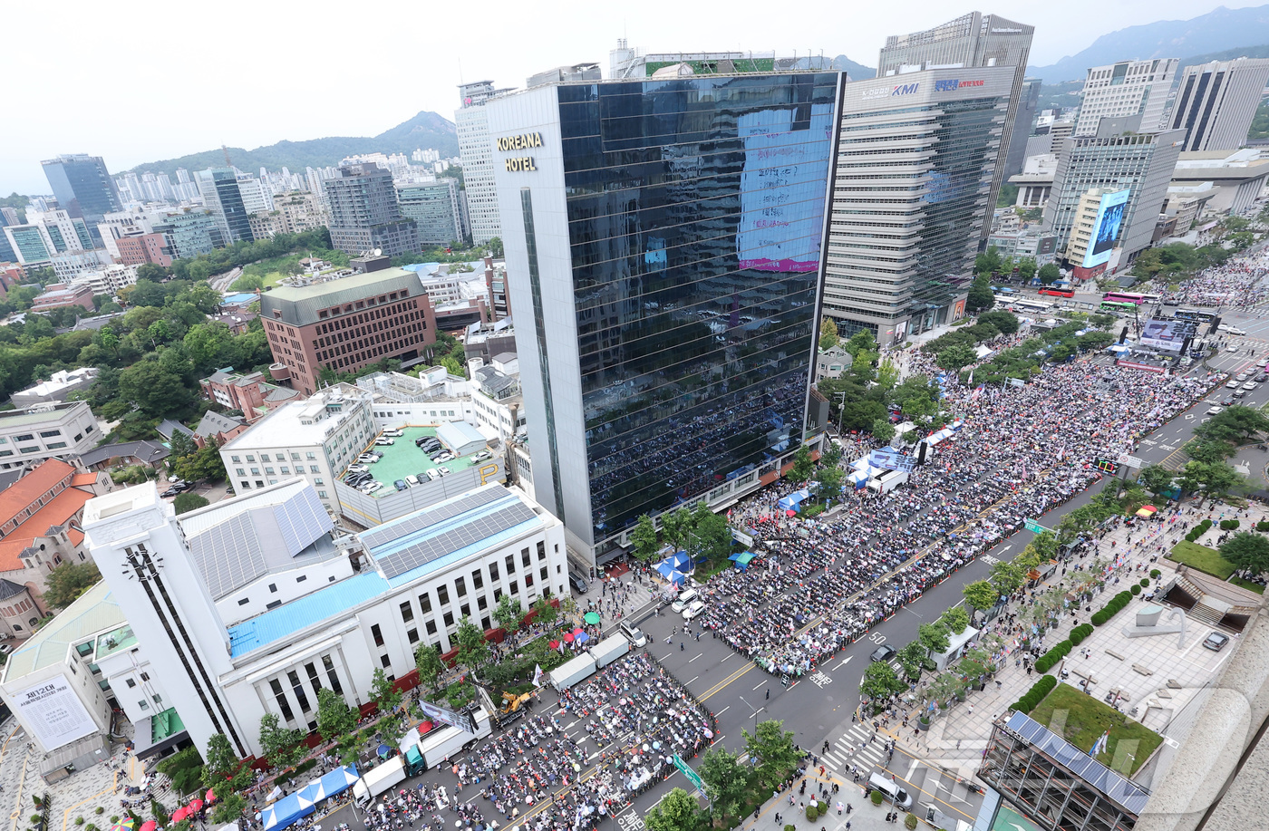 (서울=뉴스1) 김성진 기자 = 자유통일당이 광복절인 15일 서울 종로구 동화면세점 인근에서 8·15 광화문 국민대회를 열고 있다. 2026.8.15/뉴스1