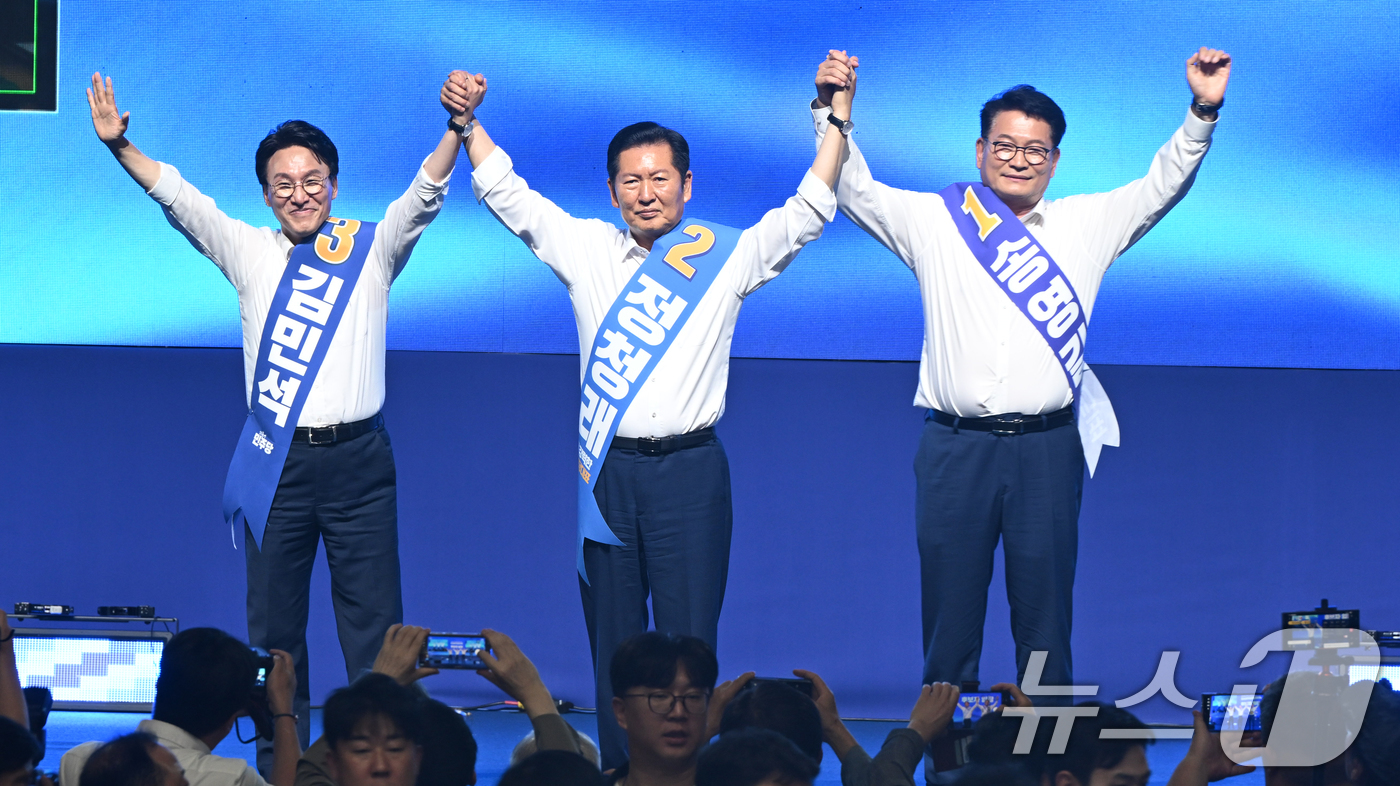 (나주=뉴스1) 김태성 기자 = 김민석(왼쪽부터), 정청래, 송영길 더불어민주당 당대표 후보가 15일 전남광주통합특별시 나주종합스포츠파크 다목적체육관에서 열린 민주당 당대표·최고위 …