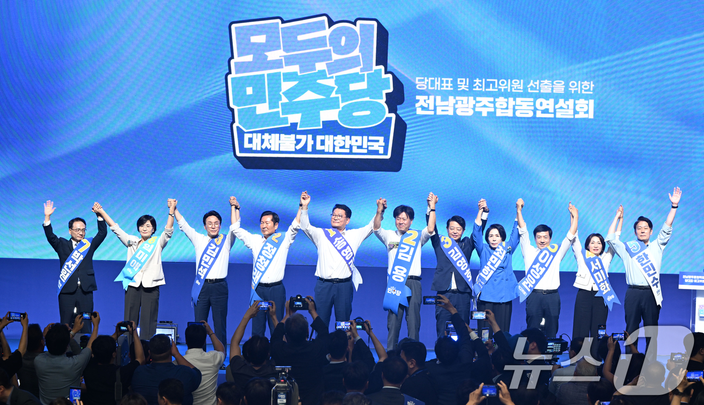 (나주=뉴스1) 김태성 기자 = 15일  전남광주통합특별시 나주종합스포츠파크 다목적체육관에서 열린 민주당 당대표·최고위원 선출을 위한 전남광주 순회경선 합동연설회에 앞서 김민석, …