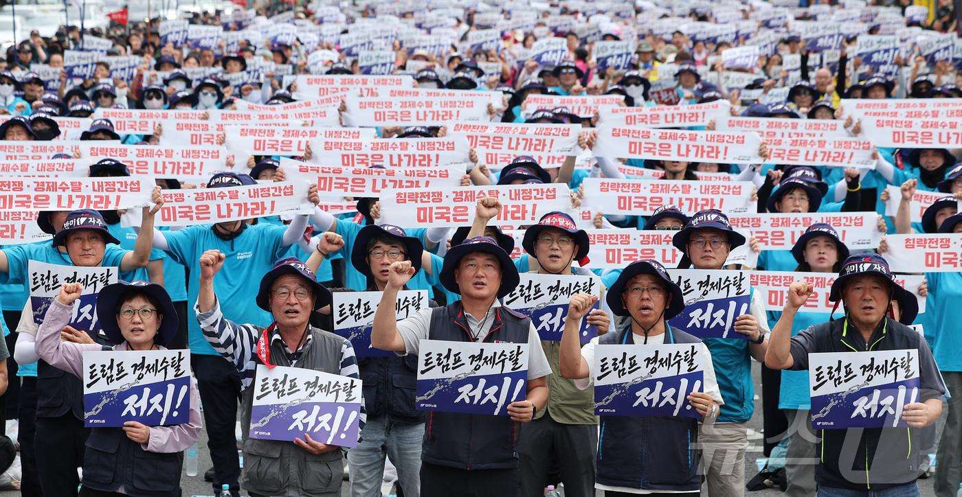 (서울=뉴스1) 김성진 기자 = 광복절인 15일 서울 종로구 송현공원 앞에서 열린 8·15 전국노동자대회에서 양경수 민주노총 위원장을 비롯한 조합원들이 구호를 외치고 있다. 202 …