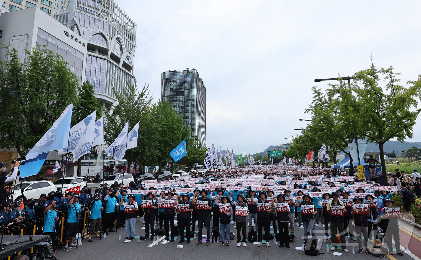(서울=뉴스1) 김성진 기자 = 광복절인 15일 서울 종로구 송현공원 앞에서 열린 8·15 전국노동자대회에서 양경수 민주노총 위원장을 비롯한 조합원들이 구호를 외치고 있다. 202 …