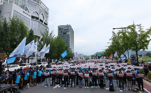 구호 외치는 민주노총
