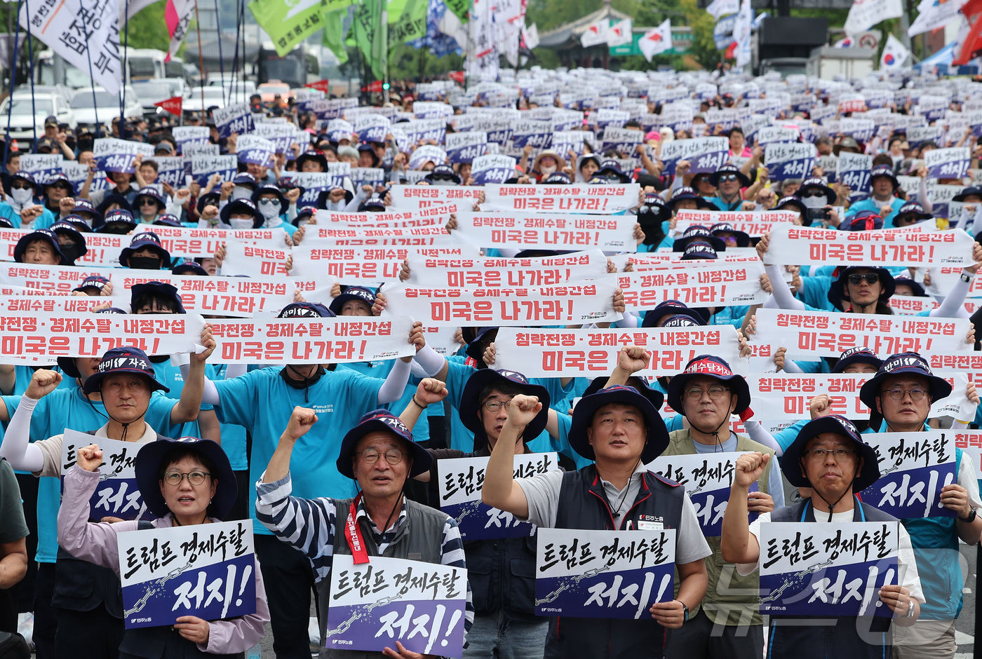 (서울=뉴스1) 김성진 기자 = 광복절인 15일 서울 종로구 송현공원 앞에서 열린 8·15 전국노동자대회에서 양경수 민주노총 위원장을 비롯한 조합원들이 구호를 외치고 있다. 202 …