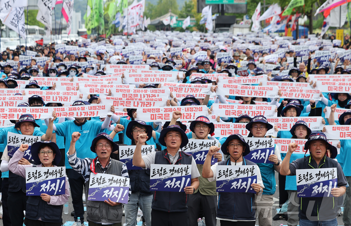 (서울=뉴스1) 김성진 기자 = 광복절인 15일 서울 종로구 송현공원 앞에서 열린 8·15 전국노동자대회에서 양경수 민주노총 위원장을 비롯한 조합원들이 구호를 외치고 있다. 202 …