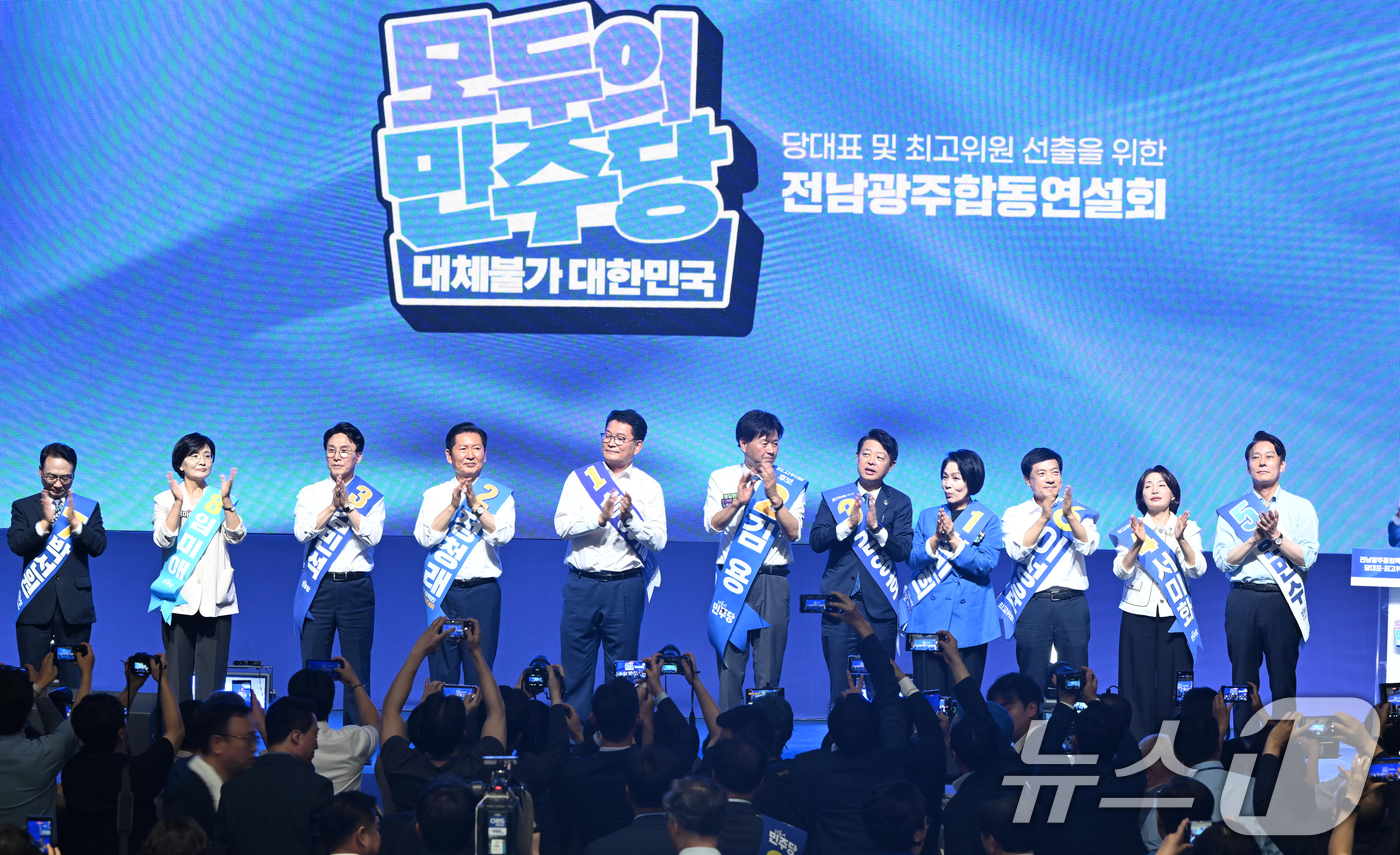(나주=뉴스1) 김태성 기자 = 15일  전남광주통합특별시 나주종합스포츠파크 다목적체육관에서 열린 민주당 당대표·최고위원 선출을 위한 전남광주 순회경선 합동연설회에 앞서 김민석, …