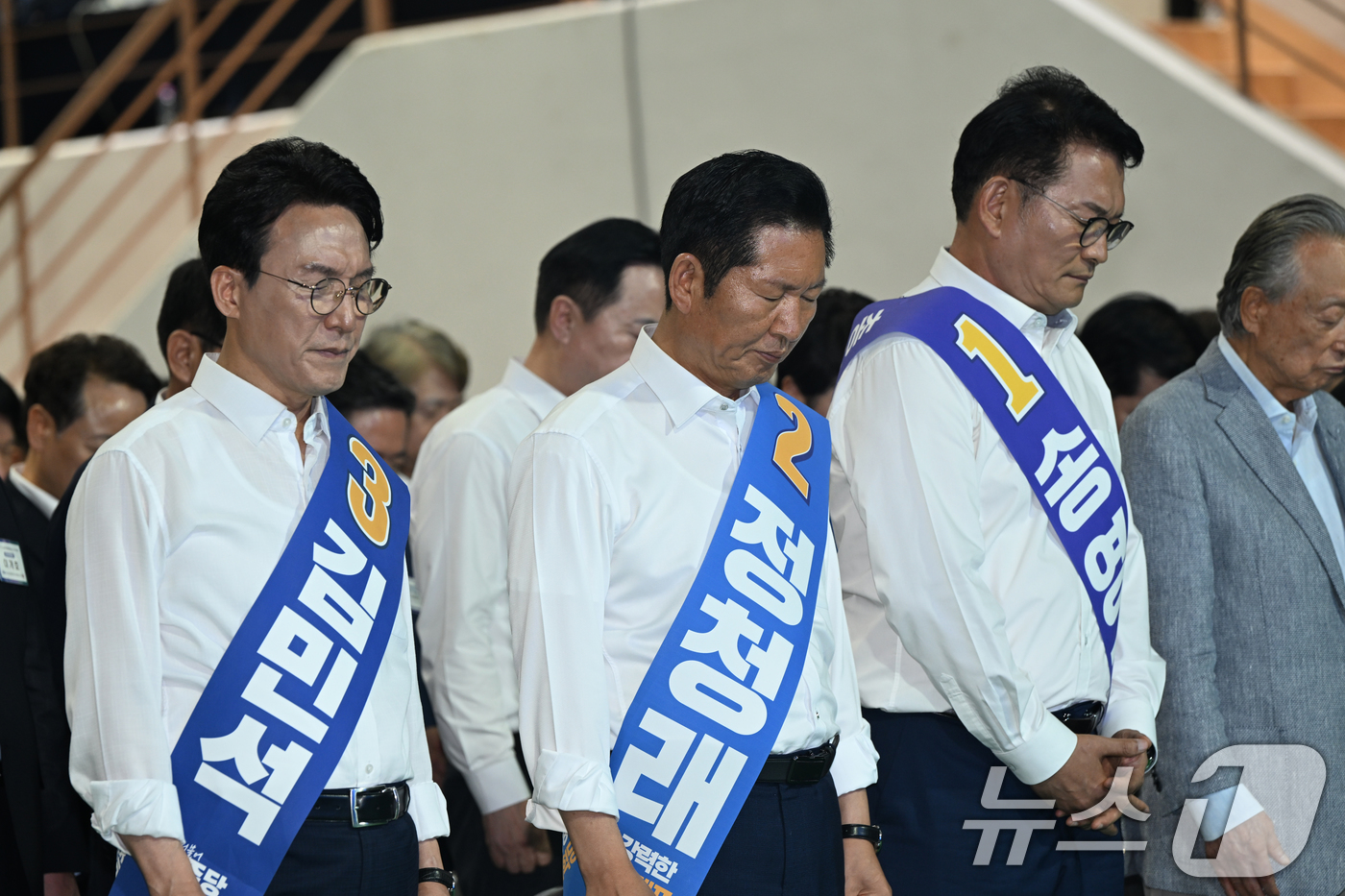 (나주=뉴스1) 김태성 기자 = 김민석(왼쪽부터), 정청래, 송영길 더불어민주당 당대표 후보가 15일 전남광주통합특별시 나주종합스포츠파크 다목적체육관에서 열린 민주당 당대표·최고위 …