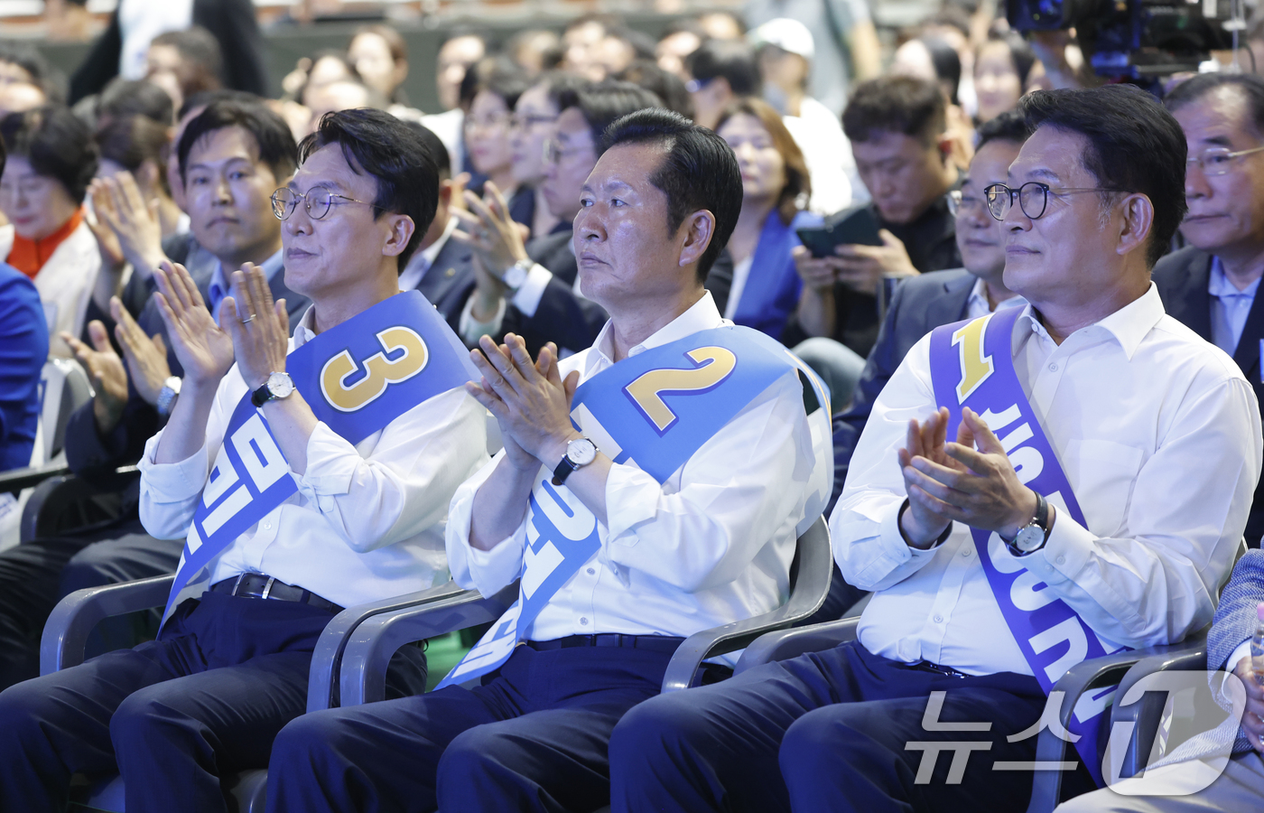 (나주=뉴스1) 김태성 기자 = 김민석(왼쪽부터), 정청래, 송영길 더불어민주당 당대표 후보가 15일 전남광주통합특별시 나주종합스포츠파크 다목적체육관에서 열린 민주당 당대표·최고위 …
