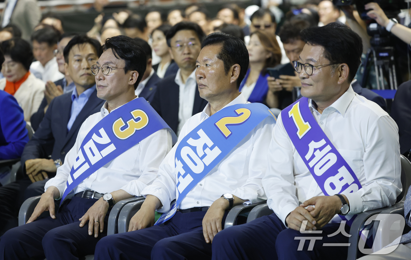 (나주=뉴스1) 김태성 기자 = 김민석(왼쪽부터), 정청래, 송영길 더불어민주당 당대표 후보가 15일 전남광주통합특별시 나주종합스포츠파크 다목적체육관에서 열린 민주당 당대표·최고위 …