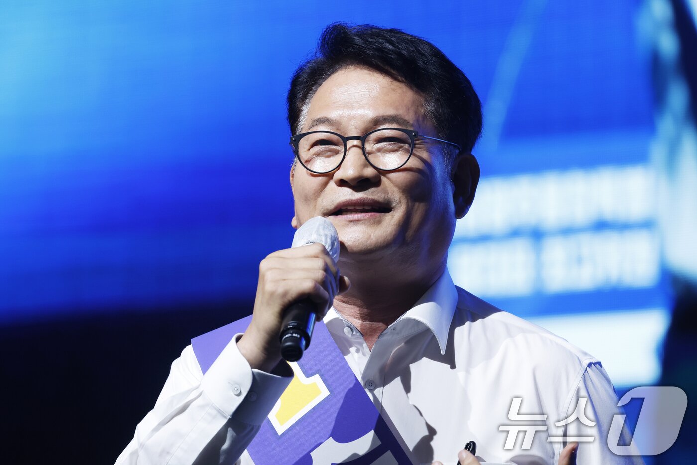 본문 이미지 - 김민석 더불어민주당 당대표 후보가 15일 전남광주통합특별시 나주종합스포츠파크 다목적체육관에서 열린 민주당 당대표·최고위원 선출을 위한 전남광주 순회경선 합동연설회에서 정견발표를 하고 있다. 2026.8.15 ⓒ 뉴스1 김태성 기자