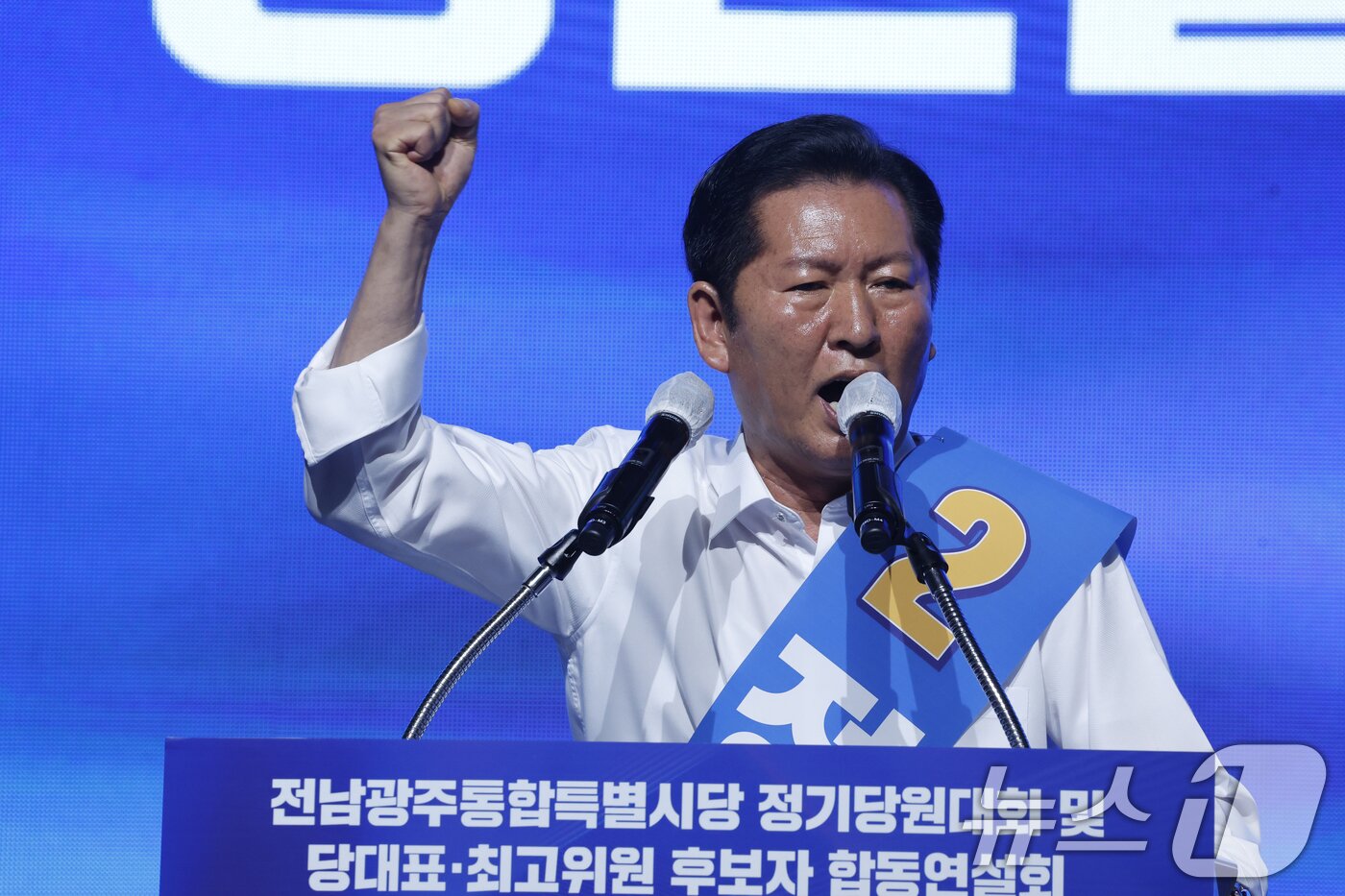 본문 이미지 - 김민석 더불어민주당 당대표 후보가 15일 전남광주통합특별시 나주종합스포츠파크 다목적체육관에서 열린 민주당 당대표·최고위원 선출을 위한 전남광주 순회경선 합동연설회에서 정견발표를 하고 있다. 2026.8.15 ⓒ 뉴스1 김태성 기자