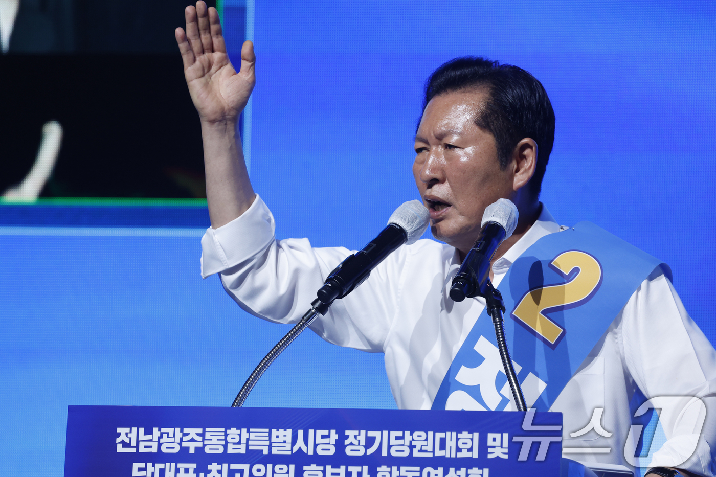 (나주=뉴스1) 김태성 기자 = 김민석 더불어민주당 당대표 후보가 15일  전남광주통합특별시 나주종합스포츠파크 다목적체육관에서 열린 민주당 당대표·최고위원 선출을 위한 전남광주 순 …