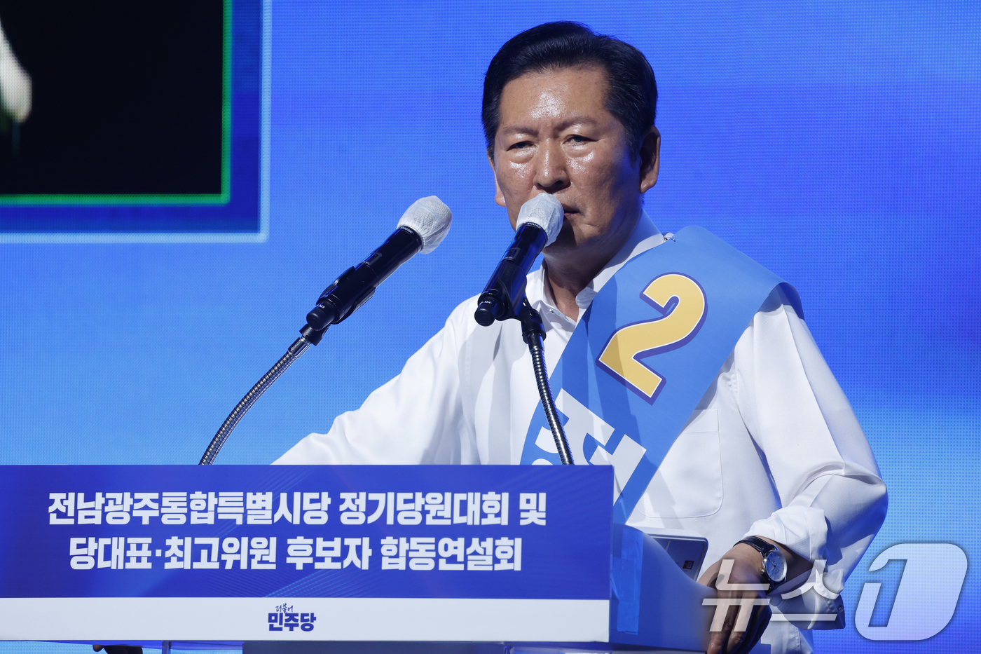 (나주=뉴스1) 김태성 기자 = 김민석 더불어민주당 당대표 후보가 15일  전남광주통합특별시 나주종합스포츠파크 다목적체육관에서 열린 민주당 당대표·최고위원 선출을 위한 전남광주 순 …